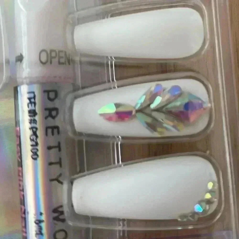 🆕 Pretty Woman Faux Nails White With Stones 🆕